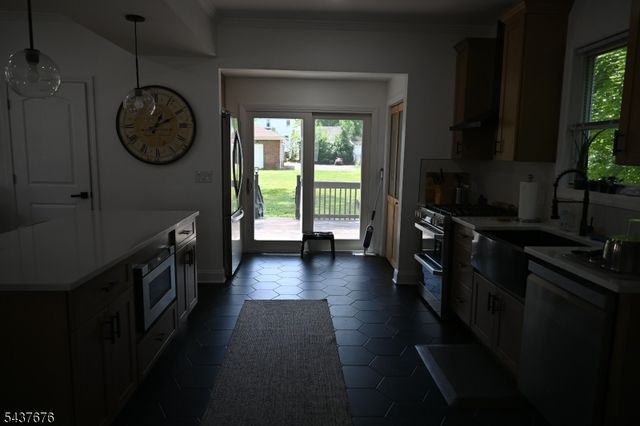 721 Summit St, Linden City, NJ 07036