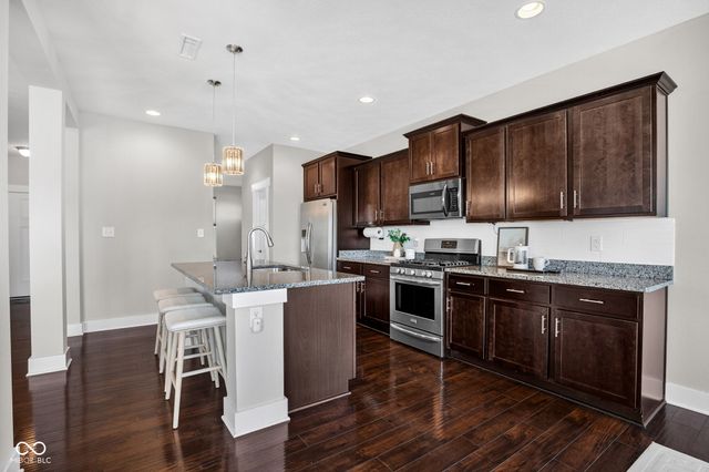 745 S Summerhaven Court, New Palestine, IN 46163