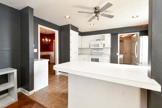 2212 N Howard Avenue, Springfield, MO 65803