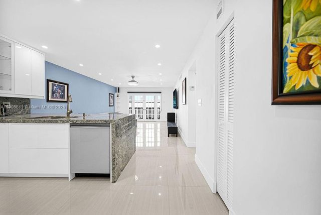 410 SE 2nd St 223, Hallandale Beach, FL 33009