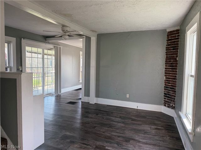 824 Goshen Avenue SE, New Philadelphia, OH 44663