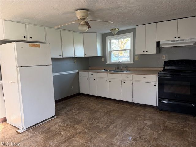 824 Goshen Avenue SE, New Philadelphia, OH 44663