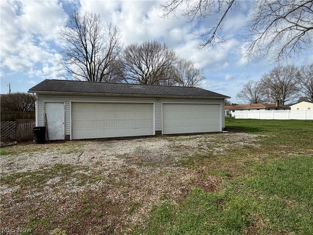 824 Goshen Avenue SE, New Philadelphia, OH 44663