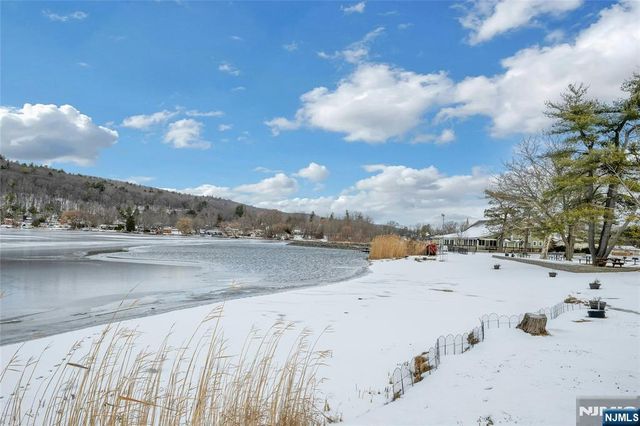 32 Overlook Road, West Milford, NJ 07480