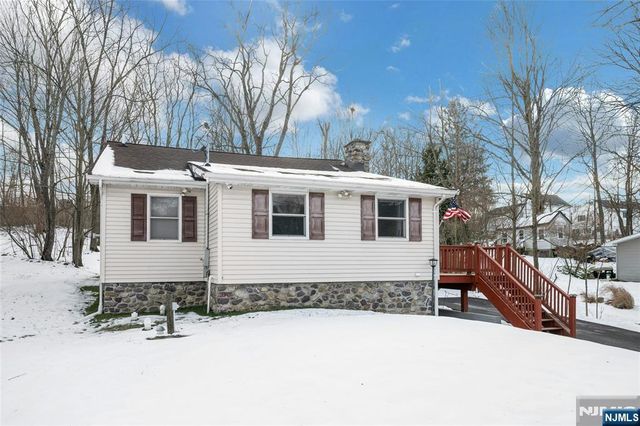 32 Overlook Road, West Milford, NJ 07480