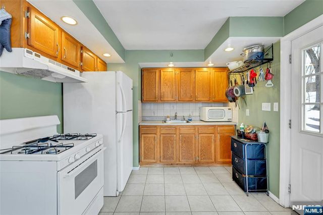 32 Overlook Road, West Milford, NJ 07480