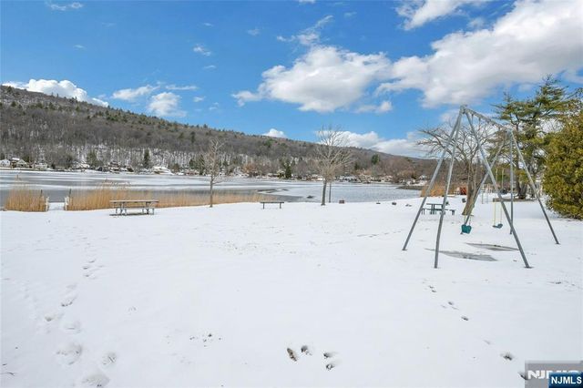 32 Overlook Road, West Milford, NJ 07480