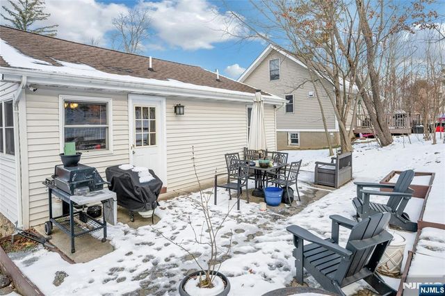 32 Overlook Road, West Milford, NJ 07480