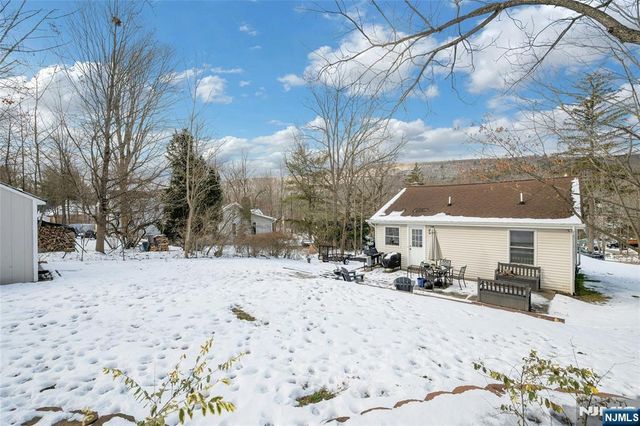 32 Overlook Road, West Milford, NJ 07480