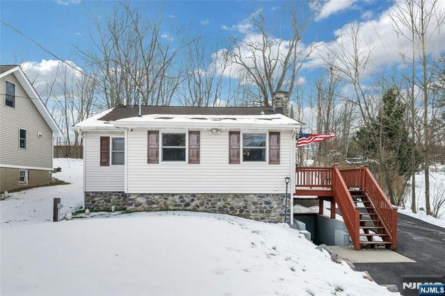 32 Overlook Road, West Milford, NJ 07480