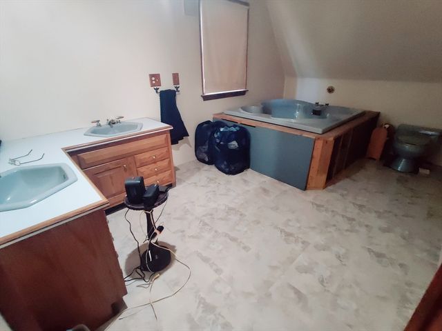 32 Morton Ave, Dartmouth, MA 02747