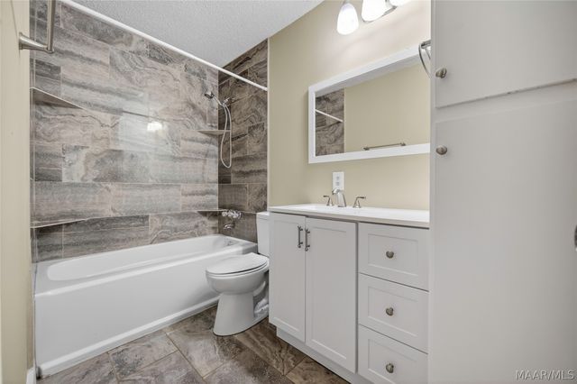 6735 Pineleaf Drive, Elmore, AL 36025