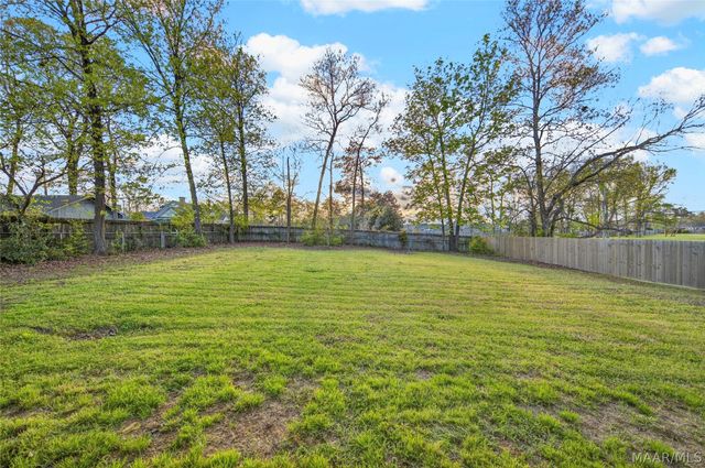 6735 Pineleaf Drive, Elmore, AL 36025