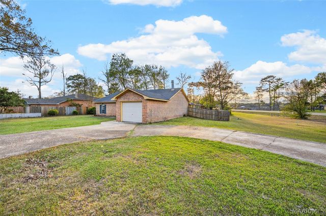 6735 Pineleaf Drive, Elmore, AL 36025