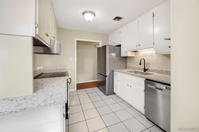 6735 Pineleaf Drive, Elmore, AL 36025