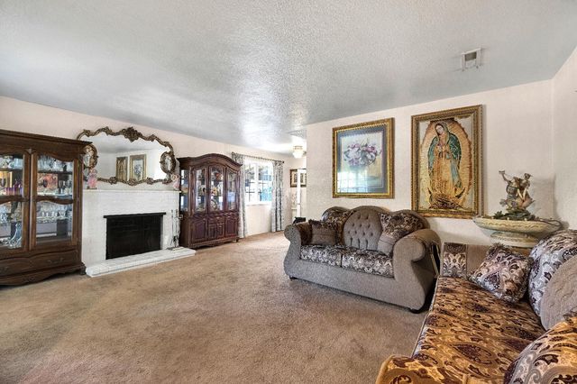 907 S Rogers Lane, Fresno, CA 93727