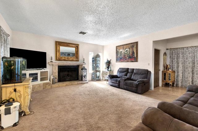 907 S Rogers Lane, Fresno, CA 93727