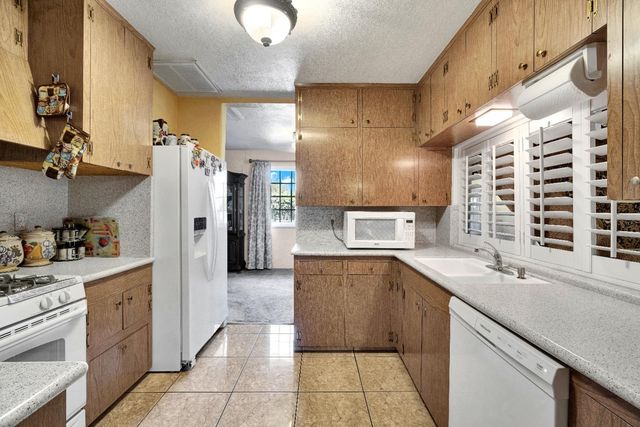 907 S Rogers Lane, Fresno, CA 93727