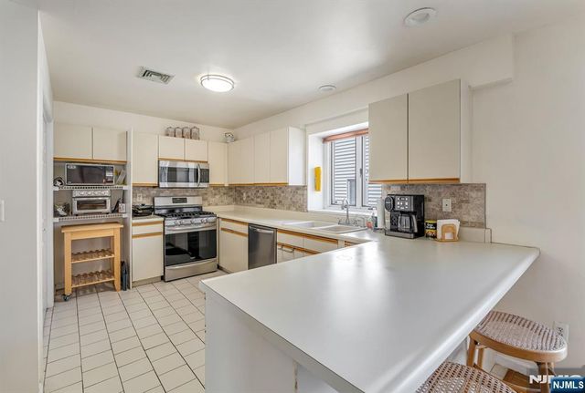 125 Roosevelt Place, Palisades Park, NJ 07650