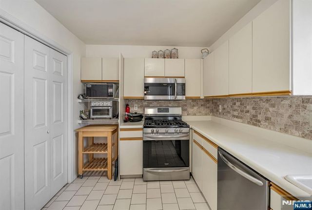 125 Roosevelt Place, Palisades Park, NJ 07650