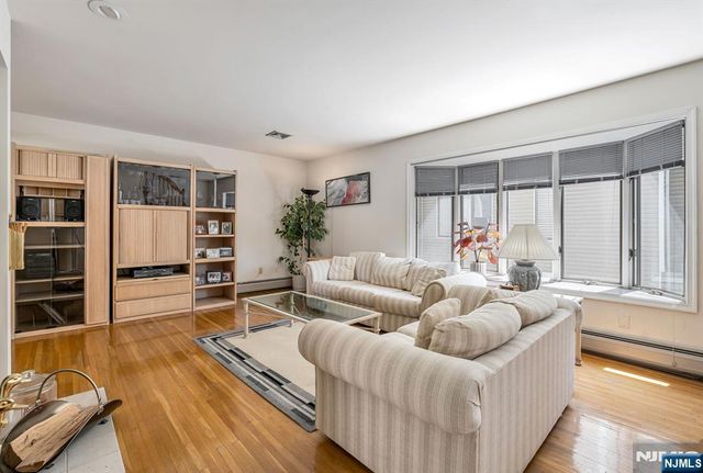 125 Roosevelt Place, Palisades Park, NJ 07650