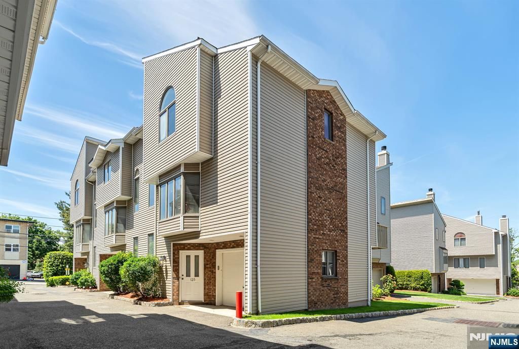 125 Roosevelt Place, Palisades Park, NJ 07650
