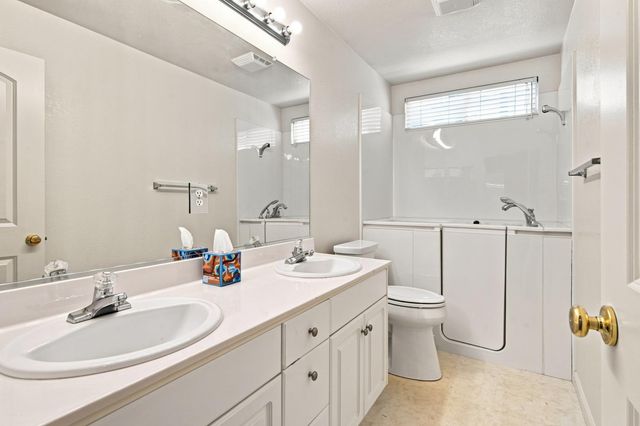 1738 Matterhorn St, Manteca, CA 95337