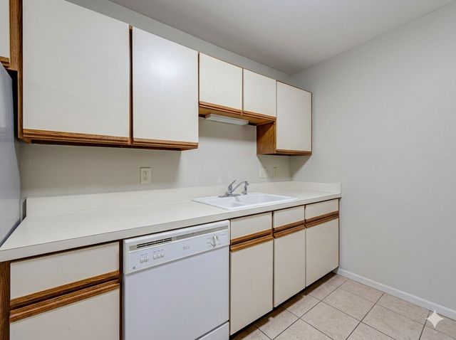 21W581 NORTH Avenue 5, Lombard, IL 60148