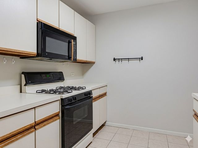 21W581 NORTH Avenue 5, Lombard, IL 60148