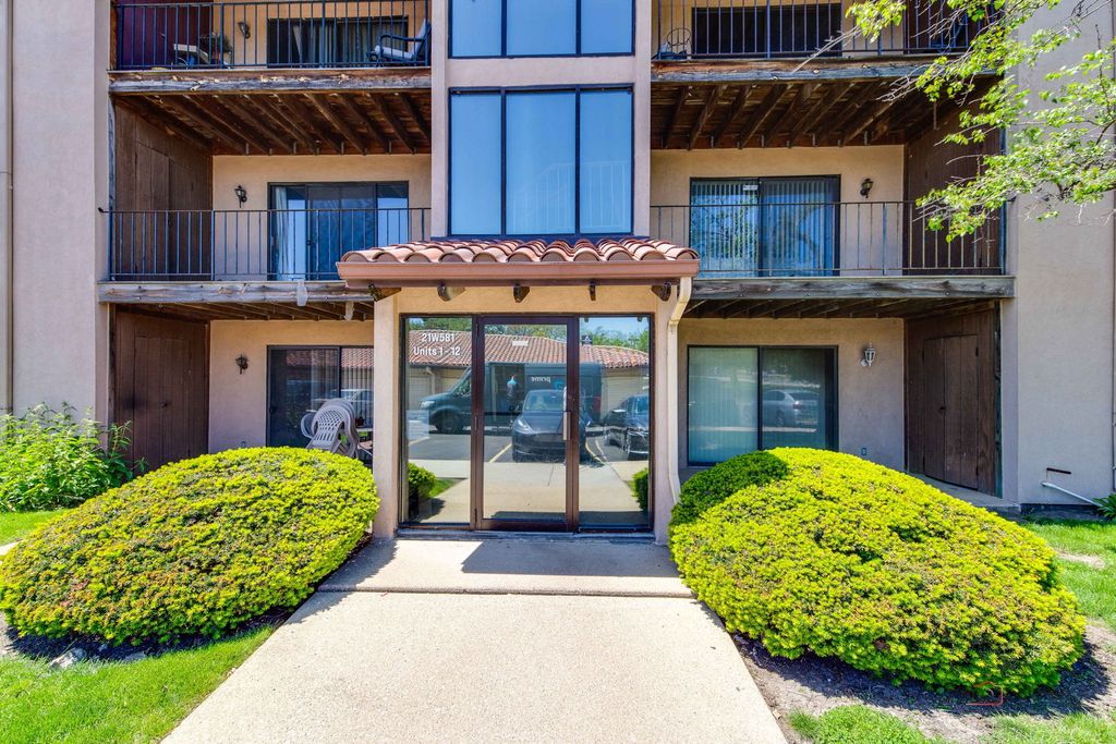 21W581 NORTH Avenue 5, Lombard, IL 60148