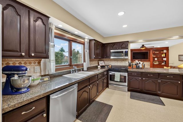 46922 Ben Franklin Drive, Shelby Twp, MI 48315