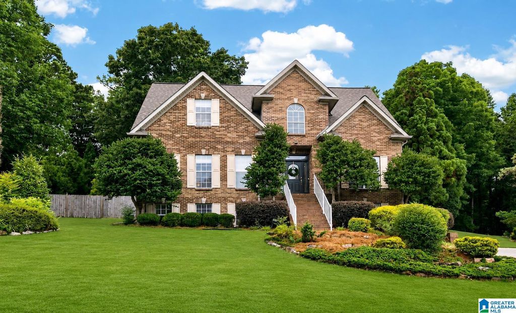 312 HONEYSUCKLE LANE, Chelsea, AL 35043