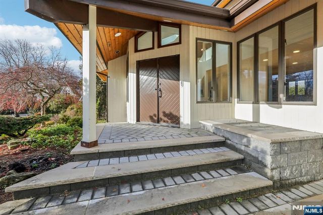 22 Laurence Court, Closter, NJ 07624