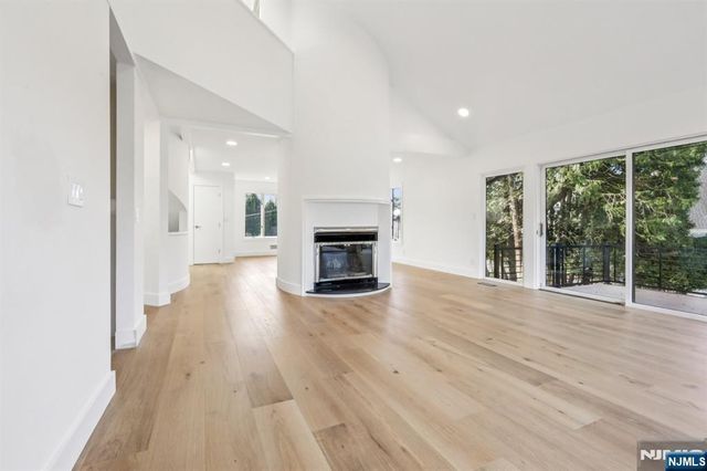 22 Laurence Court, Closter, NJ 07624