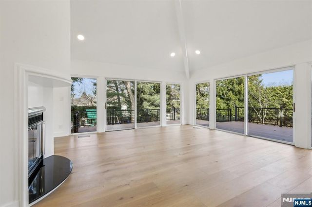 22 Laurence Court, Closter, NJ 07624