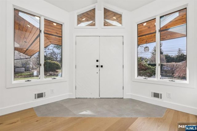 22 Laurence Court, Closter, NJ 07624