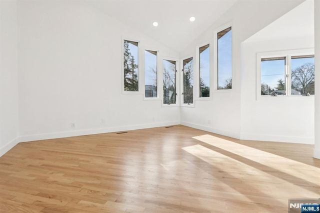 22 Laurence Court, Closter, NJ 07624