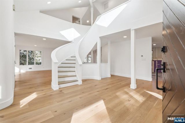 22 Laurence Court, Closter, NJ 07624