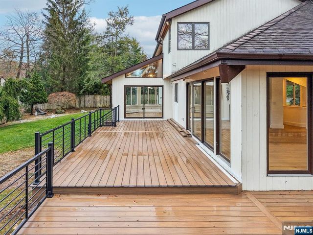 22 Laurence Court, Closter, NJ 07624