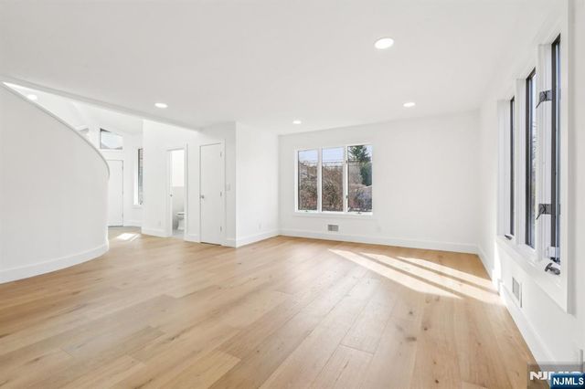 22 Laurence Court, Closter, NJ 07624