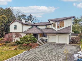 22 Laurence Court, Closter, NJ 07624