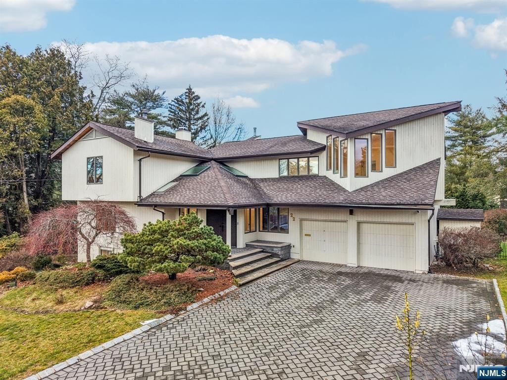 22 Laurence Court, Closter, NJ 07624