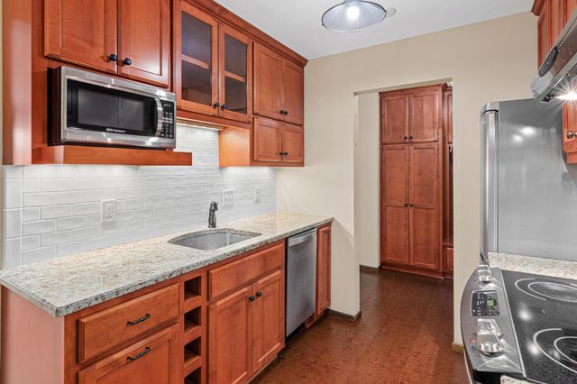 4380 Brookside Court 213, Edina, MN 55436