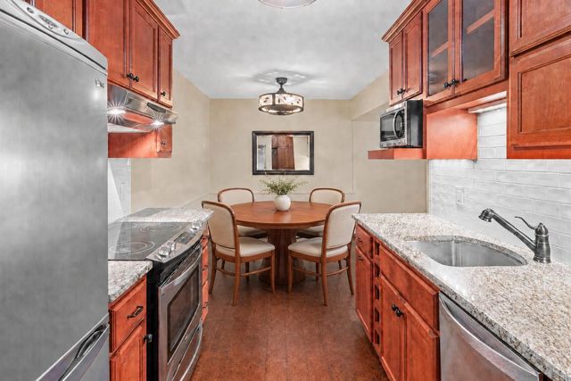 4380 Brookside Court 213, Edina, MN 55436