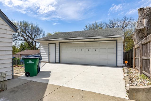 7301 Oliver Smith Drive, Urbandale, IA 50322