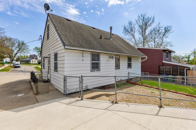 7301 Oliver Smith Drive, Urbandale, IA 50322
