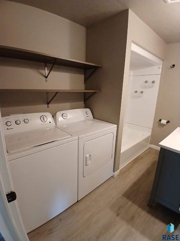 1513 S Splitrock Blvd Boulevard, Brandon, SD 57005