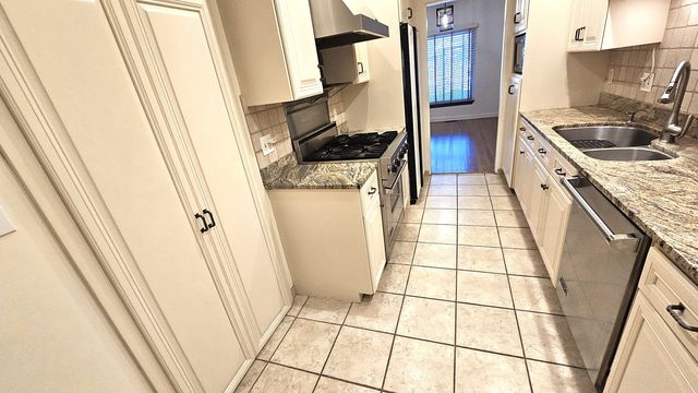 410 N Raynor Avenue 1W, Joliet, IL 60435