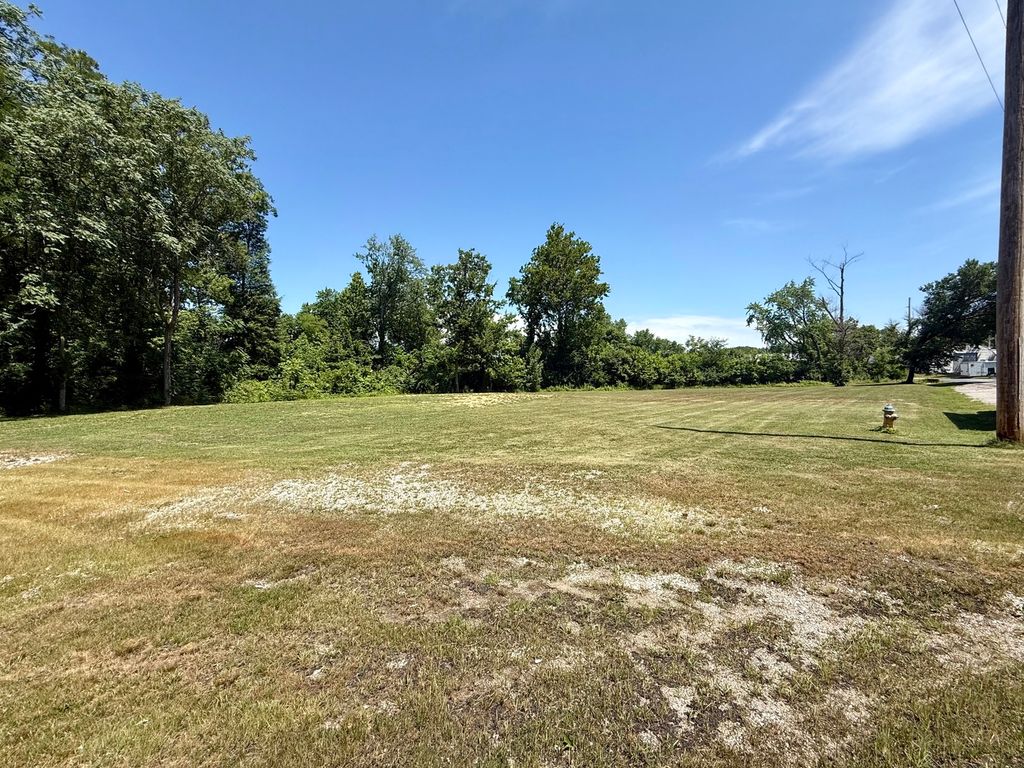 Image 4 of property listing at 400 Meadowbrook, Mt Vernon, IL 62864