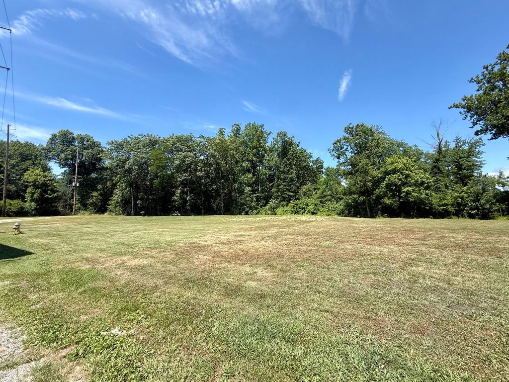 Image 5 of property listing at 400 Meadowbrook, Mt Vernon, IL 62864